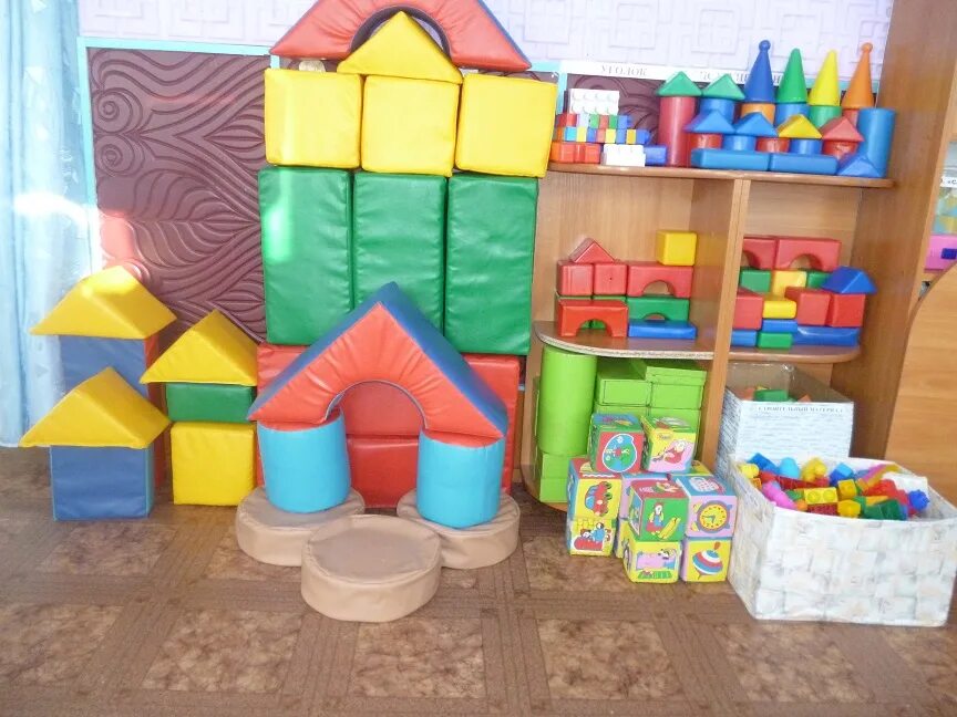 Конструирование развивающая среда. Центр конструирования в детском саду. Уголок строительных игр в детском саду. Атрибуты для центра конструирования. Игровая среда в детском саду.