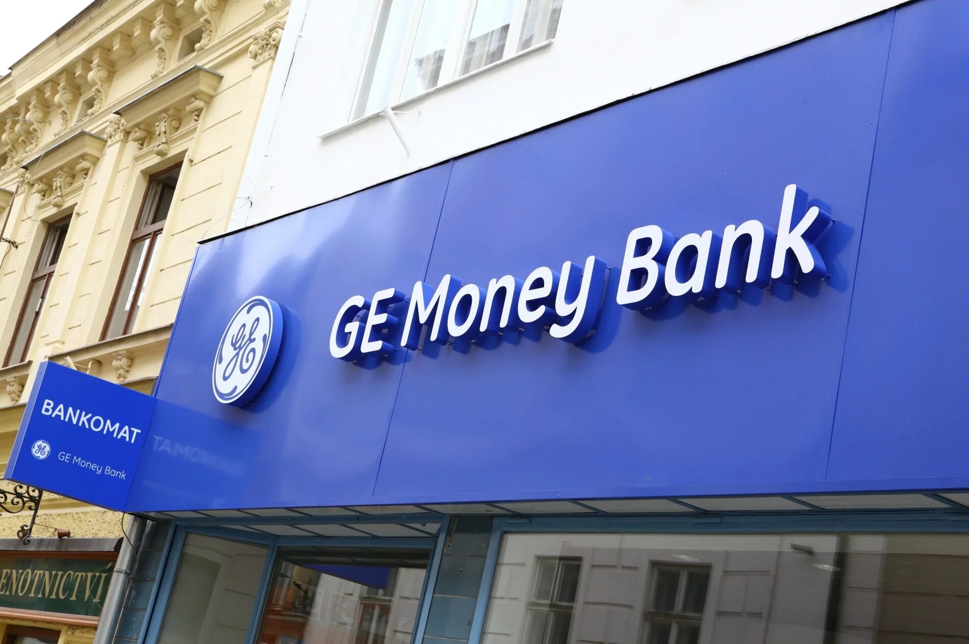 Banking monetary. Мани банк. Ge money Bank. Банки Чехии. Джи мани банк логотип.