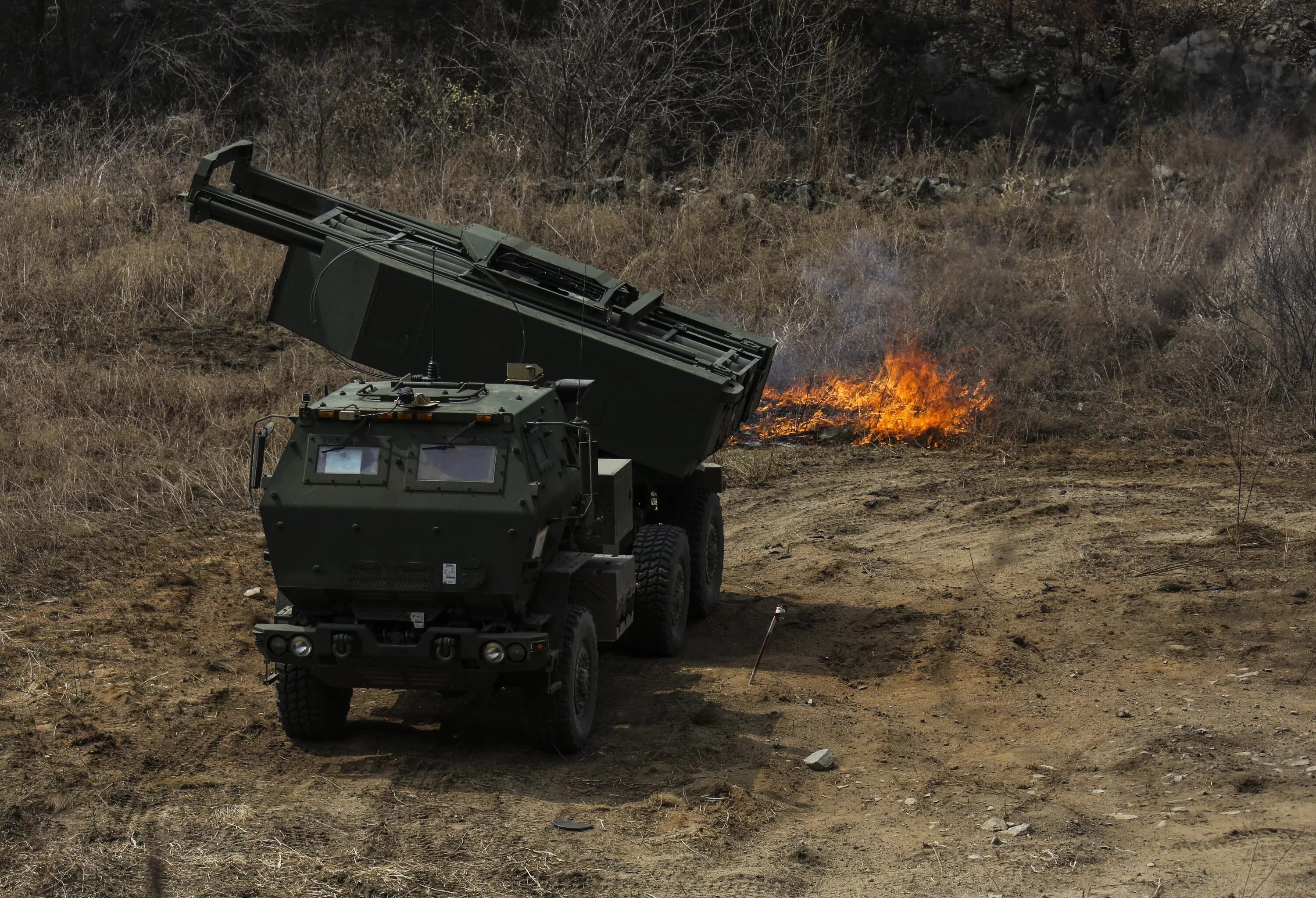 Установка хаймерс. РСЗО м142 HIMARS. РСЗО m142 HIMARS США. HIMARS реактивная система залпового. РСЗО США HIMARS дальность.