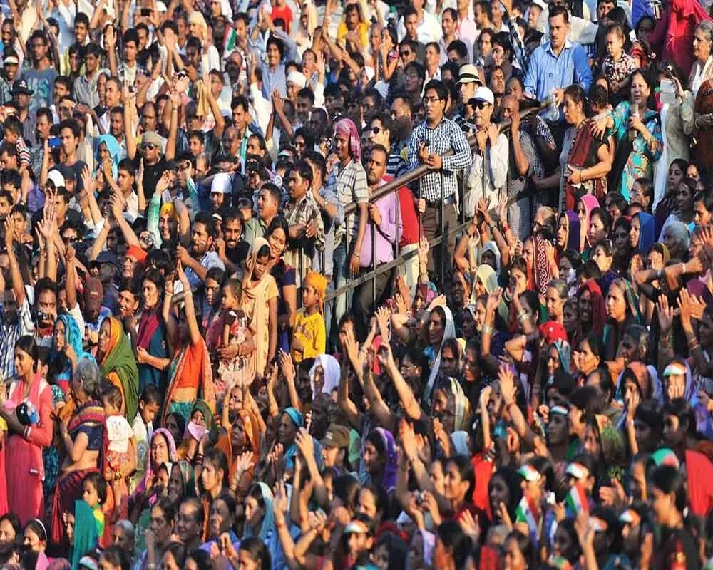 Индия много людей. Население Индии. Население. Толпа людей Индия.