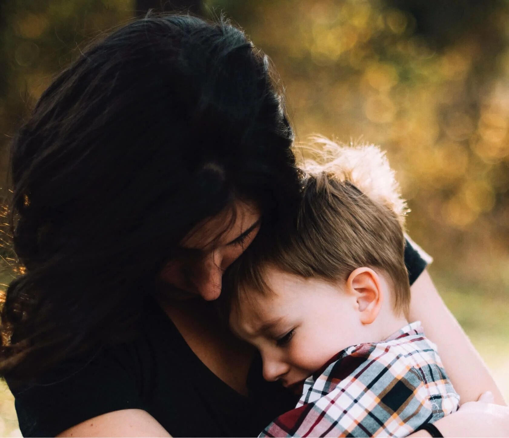 мальчик обнимает маму. трое малышей. фотосессия многодетной семьи. обнимает ребенка. детей сыновей после как она.
