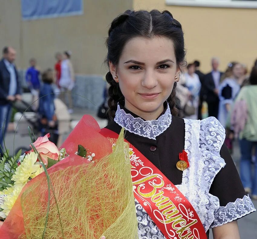 Выпускница гимназии. Выпускница гимназии. Карина казакова болхов выпускница 2022 года. Выпускной 8 класс. Красивые выпускницы.