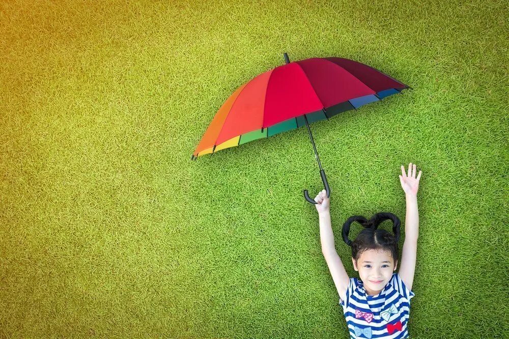 Дать детям жизнь. Family Umbrella. Картинка бесценная детская жизнь. Дети держат рекламу. Трехлетний ребенок держит зонт.