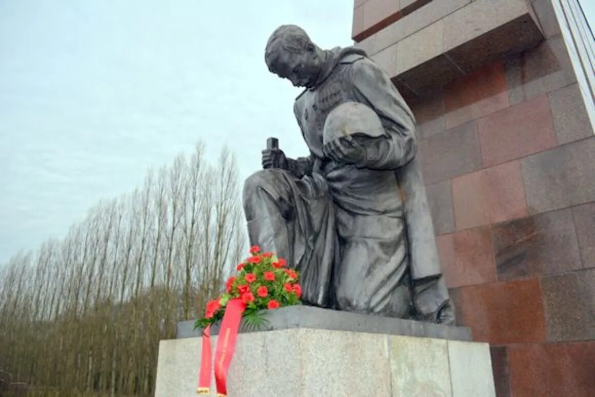 Памятник бронзовый солдат эстонии. Таллин памятник воину-освободителю. Раквере памятник советскому солдату. Памятник павшим воинам в великой отечественной 1941-1945. Памятник павшему солдату.