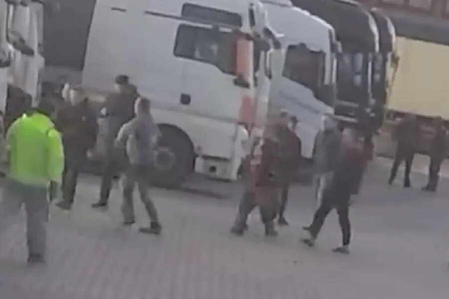 Европа нападение. Украинцы убили дальнобойщика. Напали на дальнобойщика. Убитые украинцами Белорусские дальнобойщики.