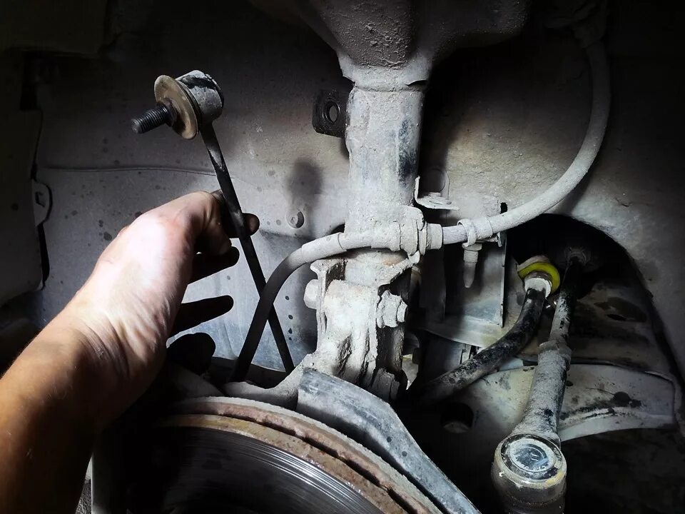 Втулки заднего стабилизатора киа рио 3. Втулки стабилизатора ваз 2107. Где находится втулка. Втулки стабилизатора задние д14. Где находится втулка.