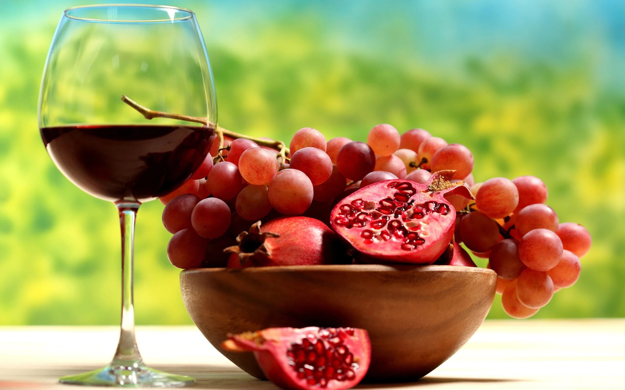 Розовый виноград вино. Красное вино. Вино и фрукты. Бокал с вином. Вино и виноград.