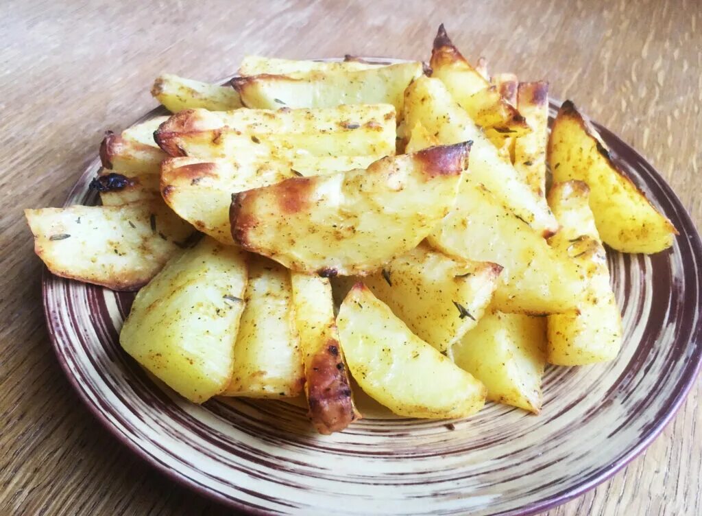 Рецепт запеченного картофеля дольками. Картофель запеченный дольками. картошка дольками в духовке. картошка ломтиками в духовке. картофель запеченный в духовке дольками с корочкой.