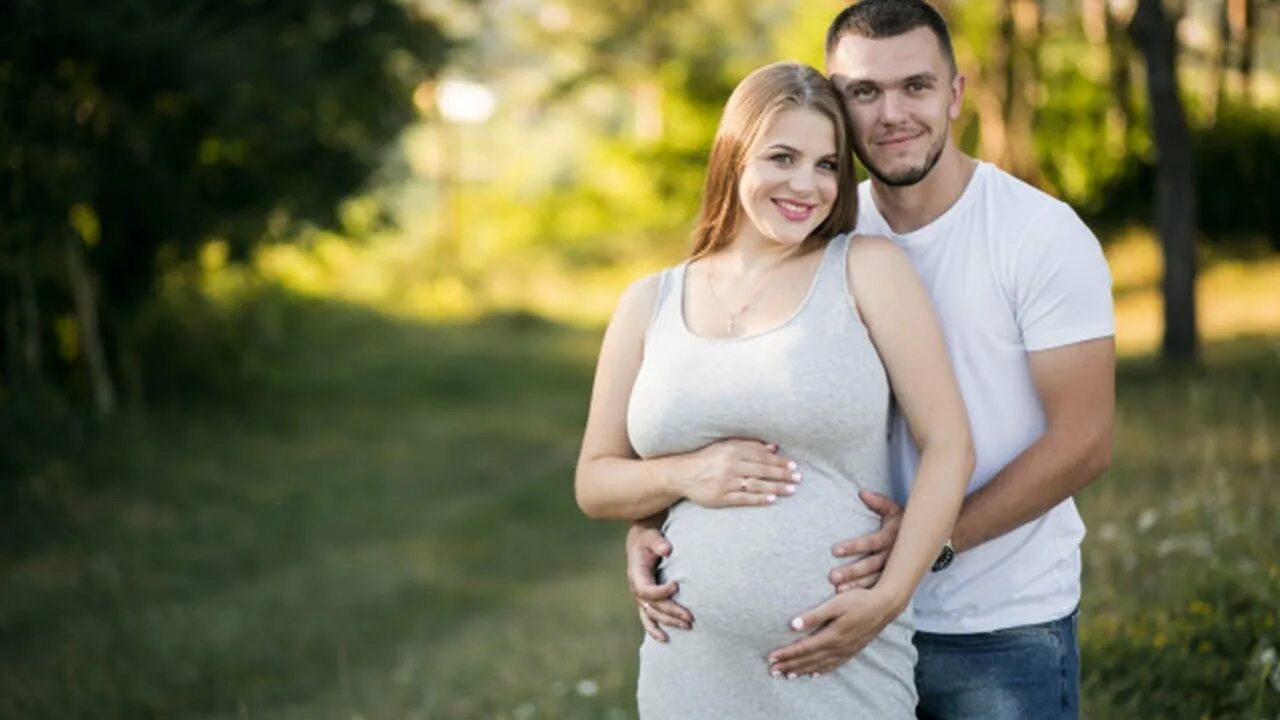 Семейная фотосессия беременности. Беременную жену с разговором