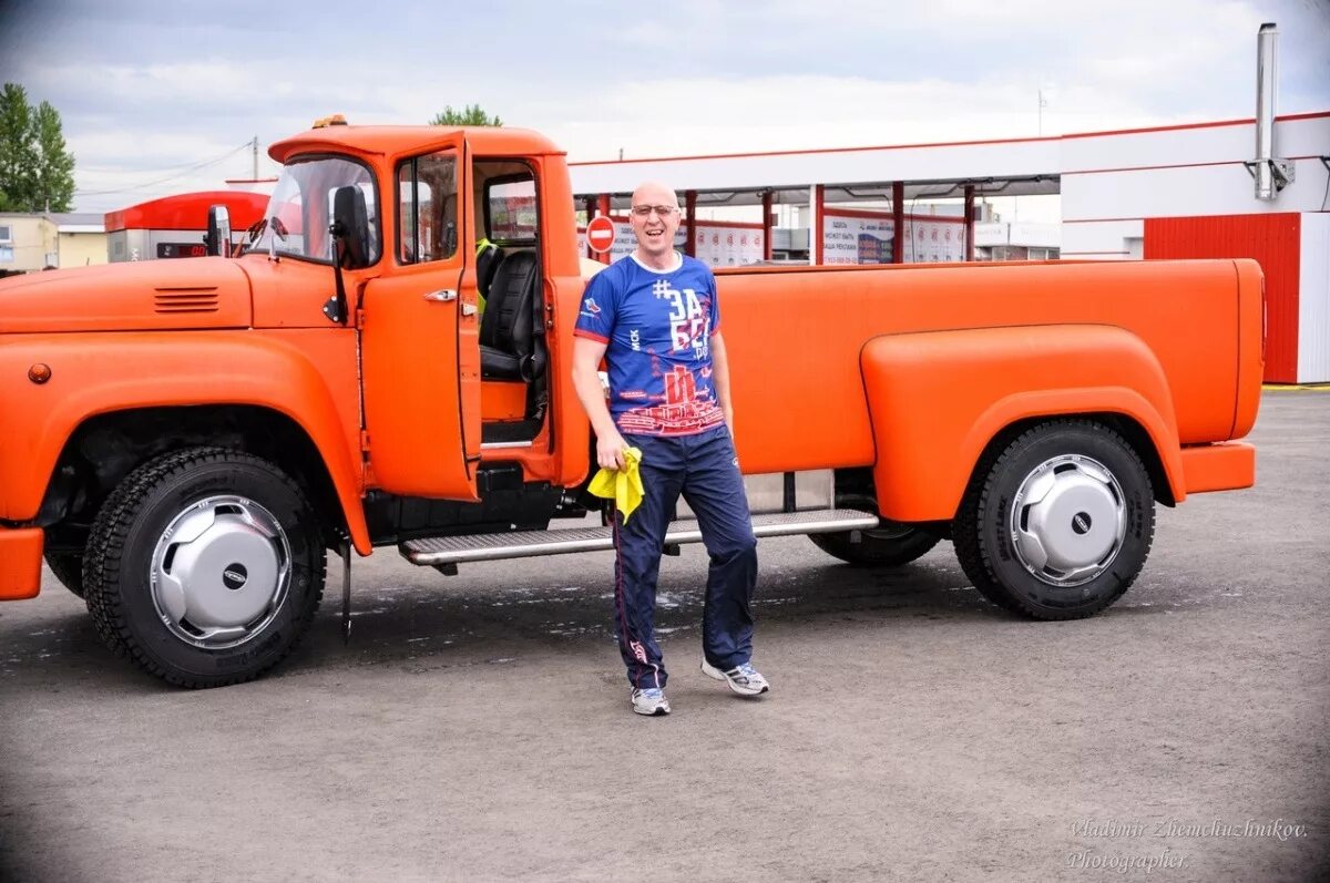 Пикап омск. ЗИЛ 130 оранжевый пикап. ЗИЛ 130 Pickup. ЗИЛ 130 Омск оранжевый. ЗИЛ 130 оранжевый самосвал.