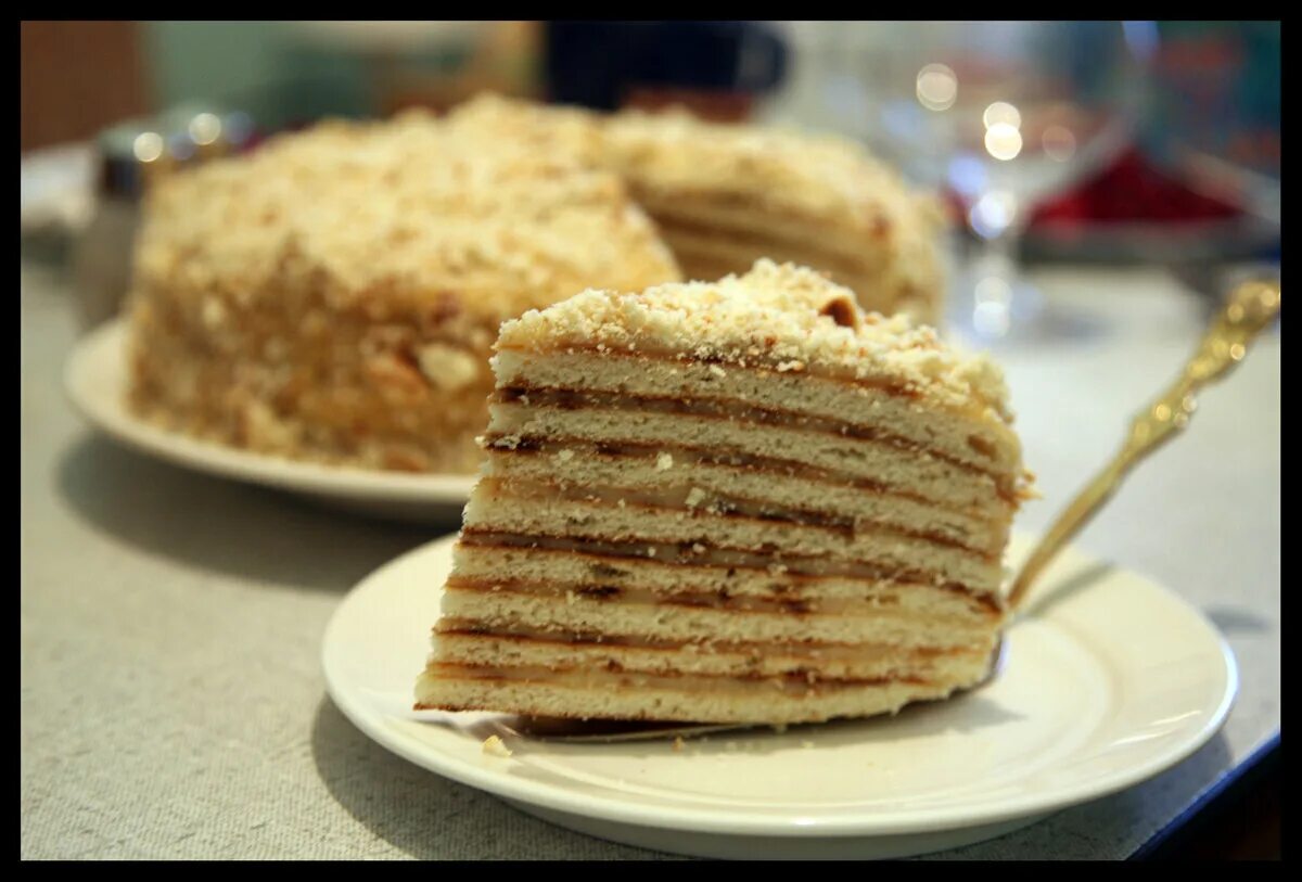 Торт на сковороде. Торт со сгущенкой. Торт на сковороде со сгущенкой. Рубленый торт со сгущенкой.