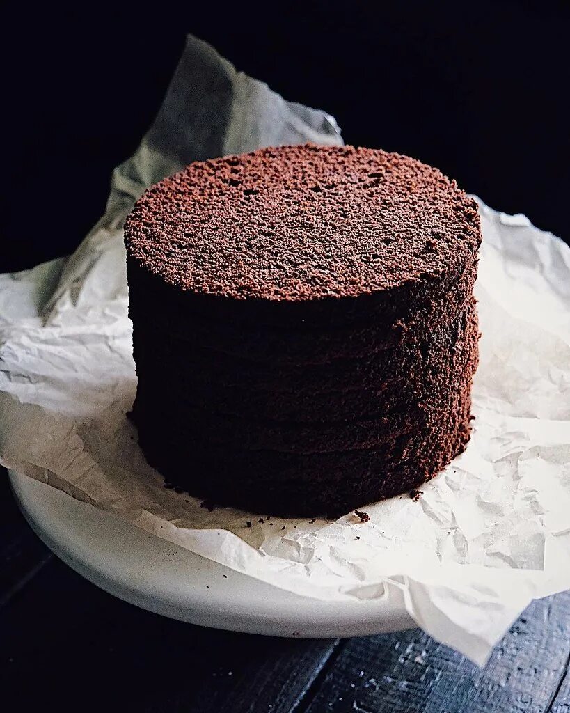 Шоколадный торт на кипятке. Бисквит Корж шоколадный. Шоколадный бисквитный торт. Бисквит с какао. Шоколадный бисквит с маслом шоколадным