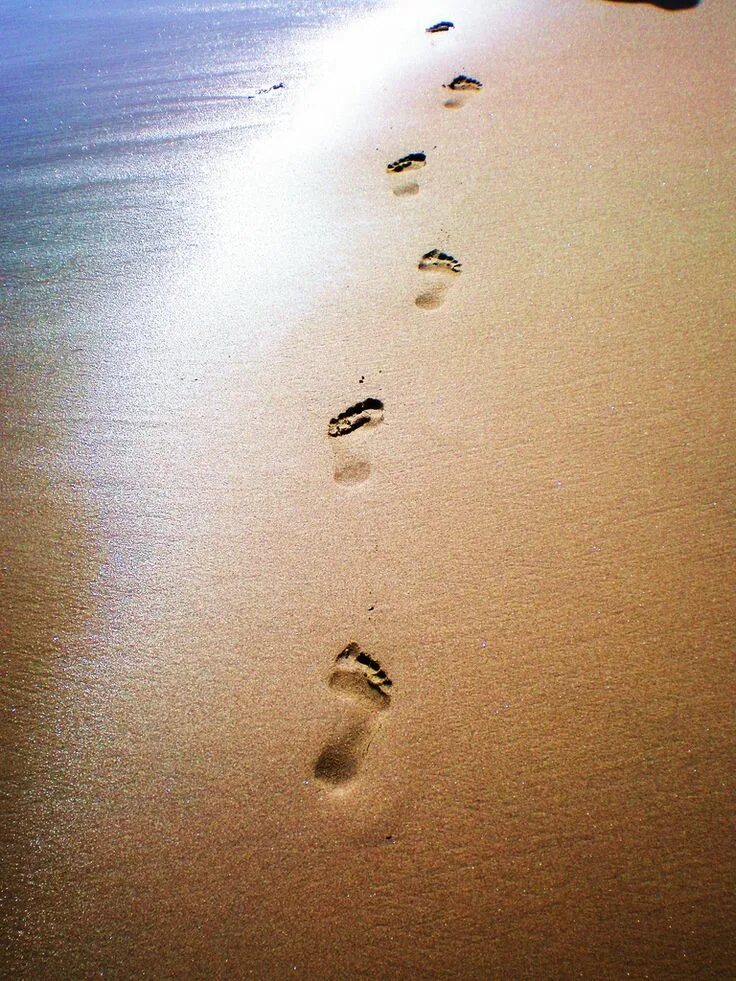 Текст следы на песке. Следы на песке. Следы человека на песке. Следы на песке у моря. Следы на пляже.