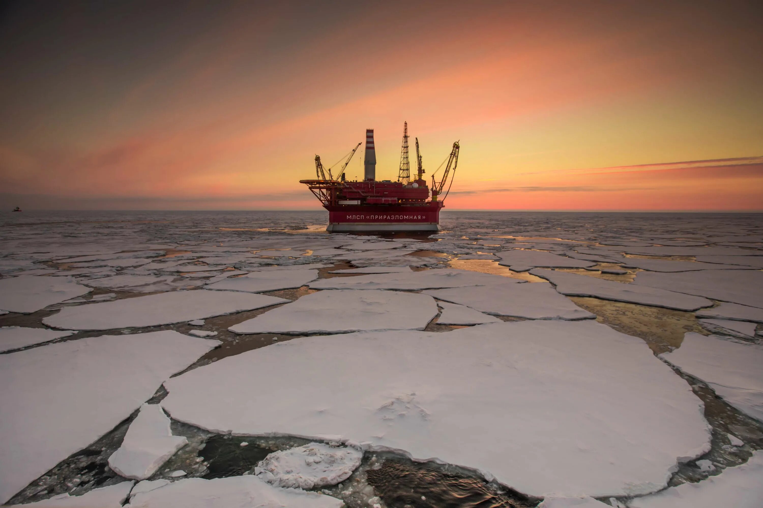Изучение ледовой обстановки. Приразломная платформа в Арктике. Артика месторождения Приразломная. Ледостойкая платформа Приразломная. Арктический шельф Арктики.