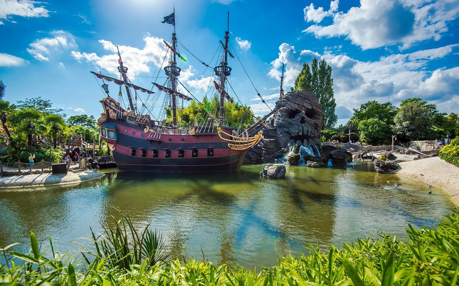 Adventure isles. Adventureland Диснейленд. Диснейленд Париж остров приключений. Диснейленд Париж пиратский корабль. Аттракцион в Диснейленде в Париже корабль Карибского моря.