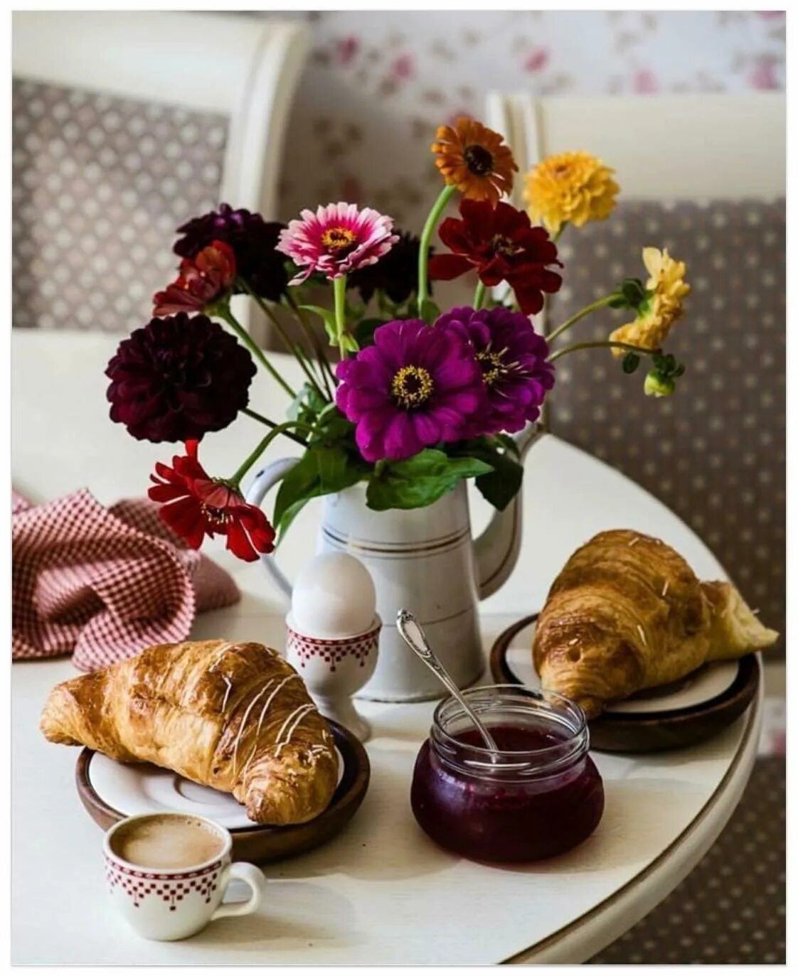 Воскресный уютный. Завтрак с цветами. Чаепитие. Утренние цветы. Кофе и цветы.