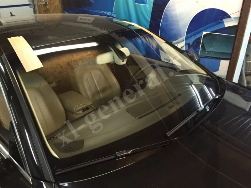 Оригинальные стекла ауди. Audi q7 4l стекло лобовое. Audi q7 4l стекло лобовое. Датчик дождя на лобовом стекле ауди q5. Лобовое стекло audi q7 4l fuyao.