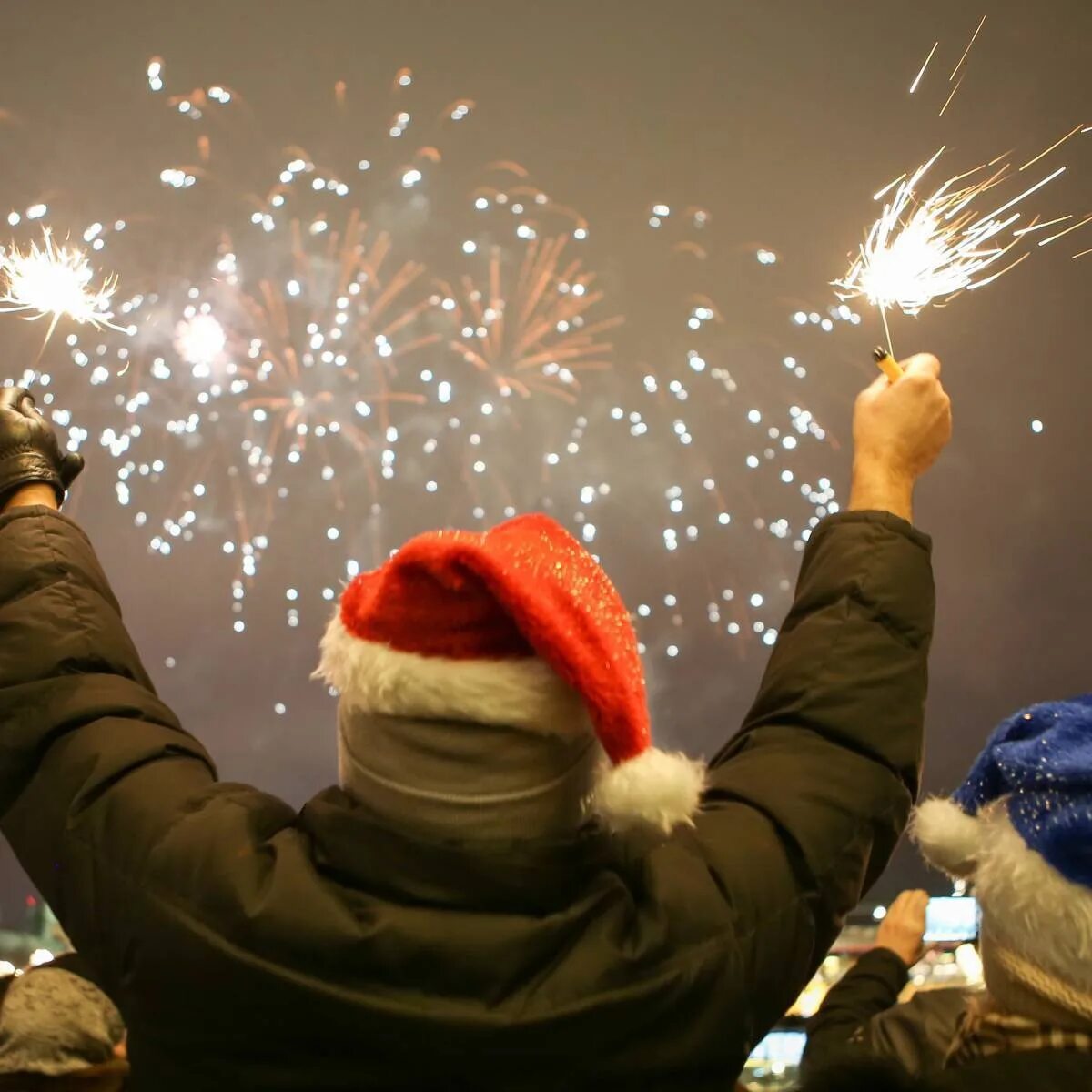 Новый год шум. Пиротехника на новый год. Новогодний фейерверк. Люди запускают фейерверки. Бенгальские огни.