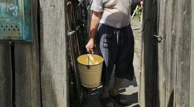 В октябрьском нет воды сегодня почему. Дефицит воды. Коммунальщики вода. Где вода. Мирные жители стоят в очереди за водой в Берлине.