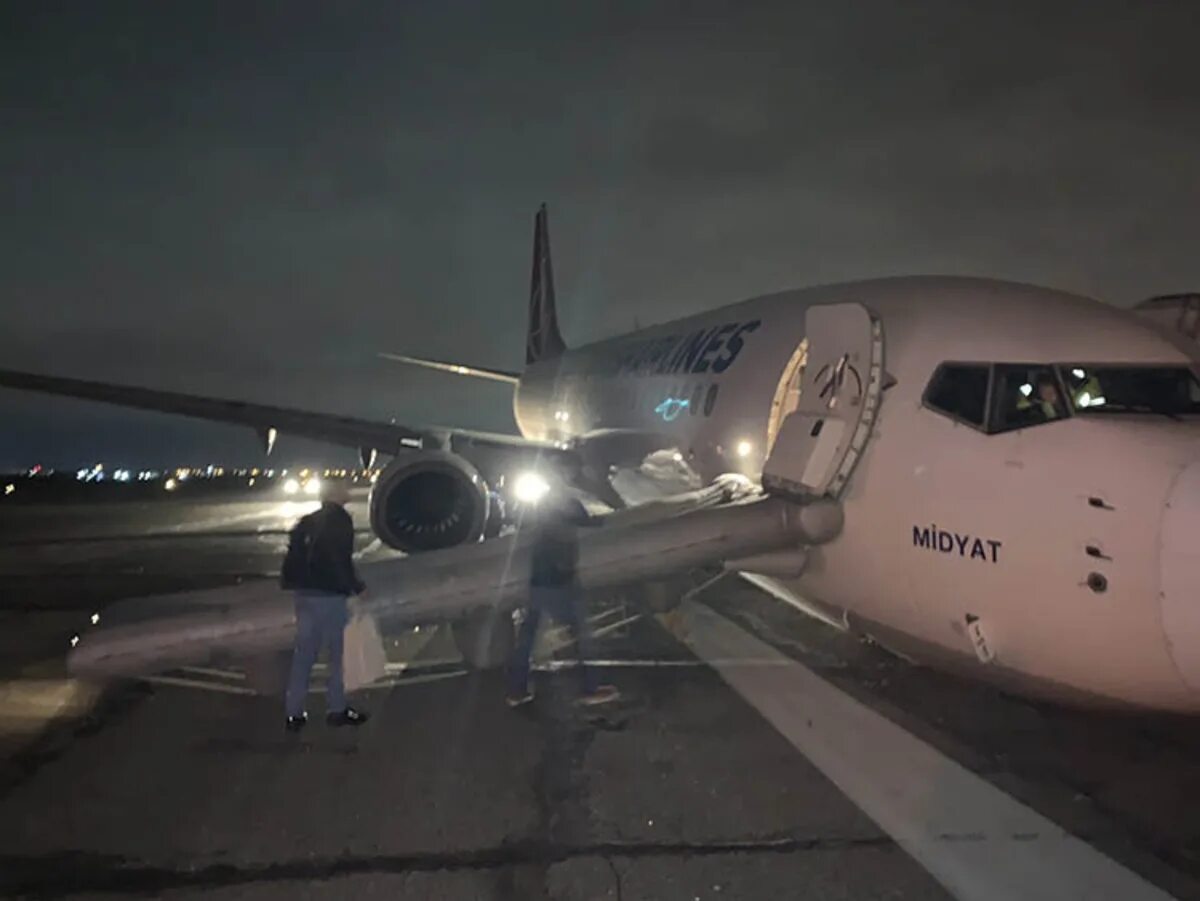 Посадка самолета. Экстренная посадка самолета. B737 turkish airlines в аэропорту толмачёво. Усинск ютэйр 737. Жёсткая посадка самолёта.