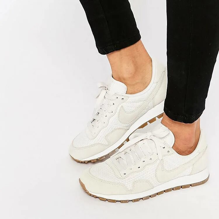 Кроссовки найк женские замшевые бежевые. Nike Internationalist Beige Suede. Кроссовки найк бежевые замшевые. Найк АИР бежевые женские. Светлые замшевые кроссовки