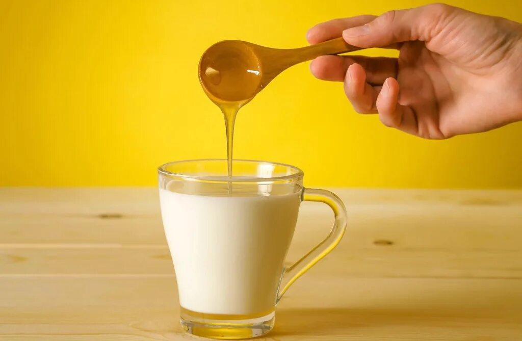 Молоко мед масло сливочное рецепт. Молоко и мед. Стакан молока с медом. От кашля молоко мед масло. Молоко с мёдом и маслом.