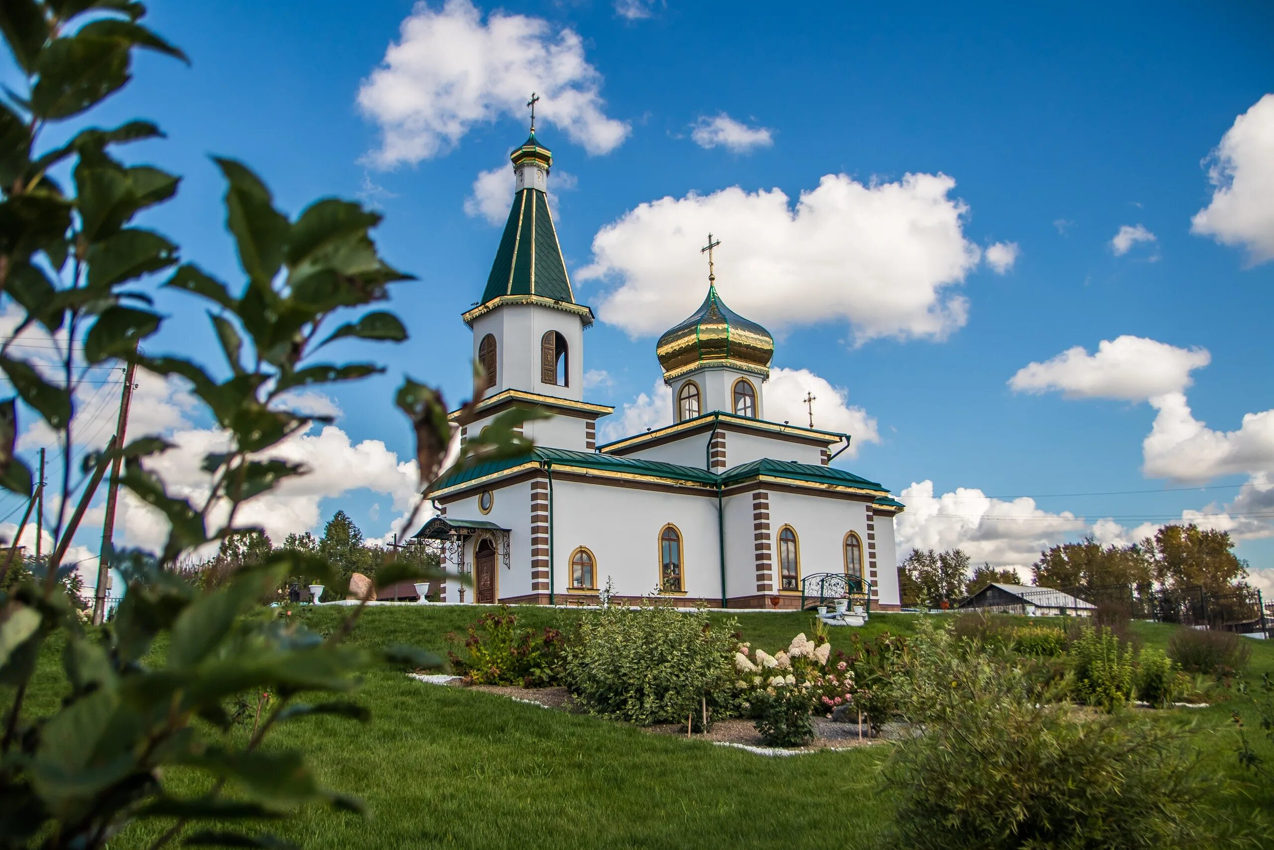 В красноярском крае храмы. Храм в Заозерном Красноярский край. Ольгино Церковь Красноярский край. Церковь Ольгино Уярский район. Церковь в Уяре Красноярский край.