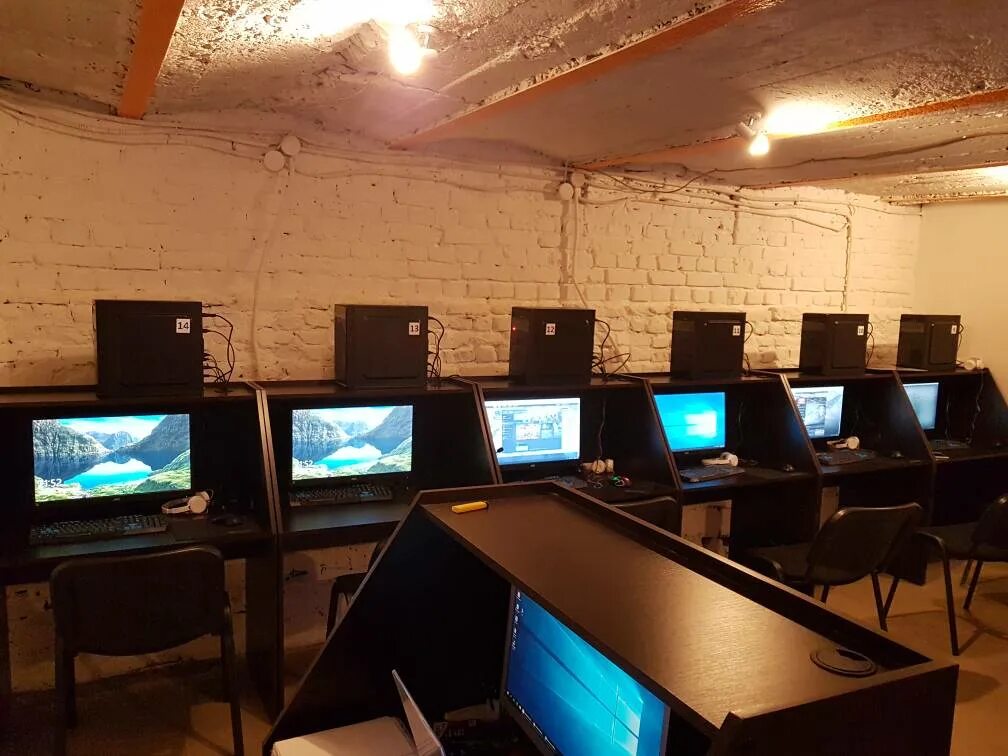 Игровой компьютерный зал. Интернет кафе. Столы для интернет кафе. Игровой компьютерный клуб.