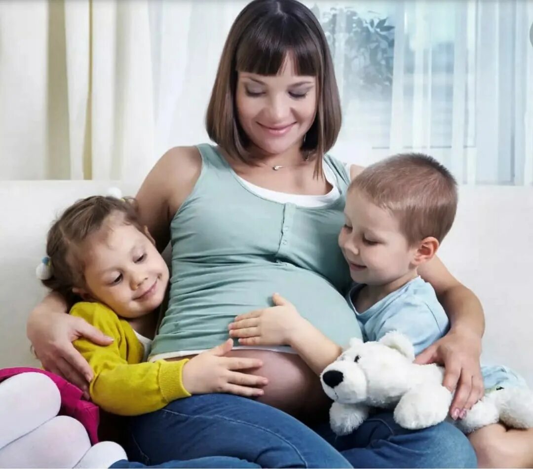 Центр помощь маме. Женщина с ребенком. Мама беременна. Молодые родители.