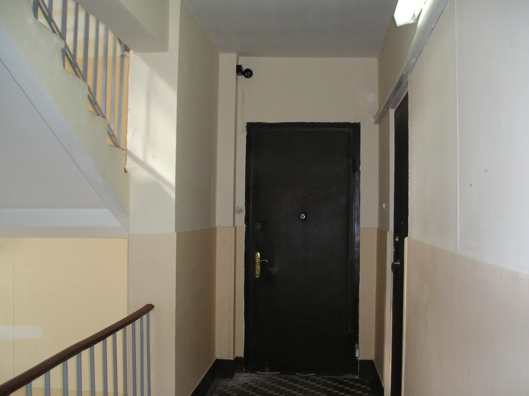 Подъезд с открытой дверью. Лестничная площадка в подъезде. Дверь в квартиру на лестничной площадке входная. Дверь на лестничную площадку. Двери на лестничную клетку.