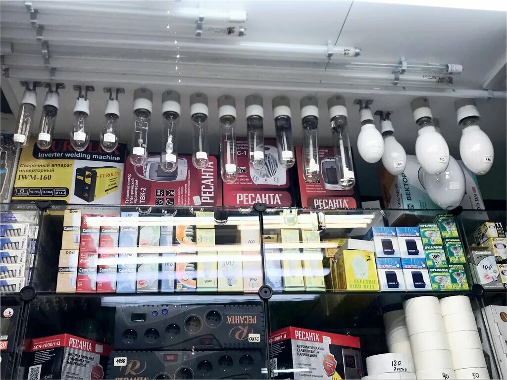 Магазин механик. Магазин сантехники владимирский тракт. Витрина электрики в магазине. Электрика московское шоссе. Электрика в павильоне.