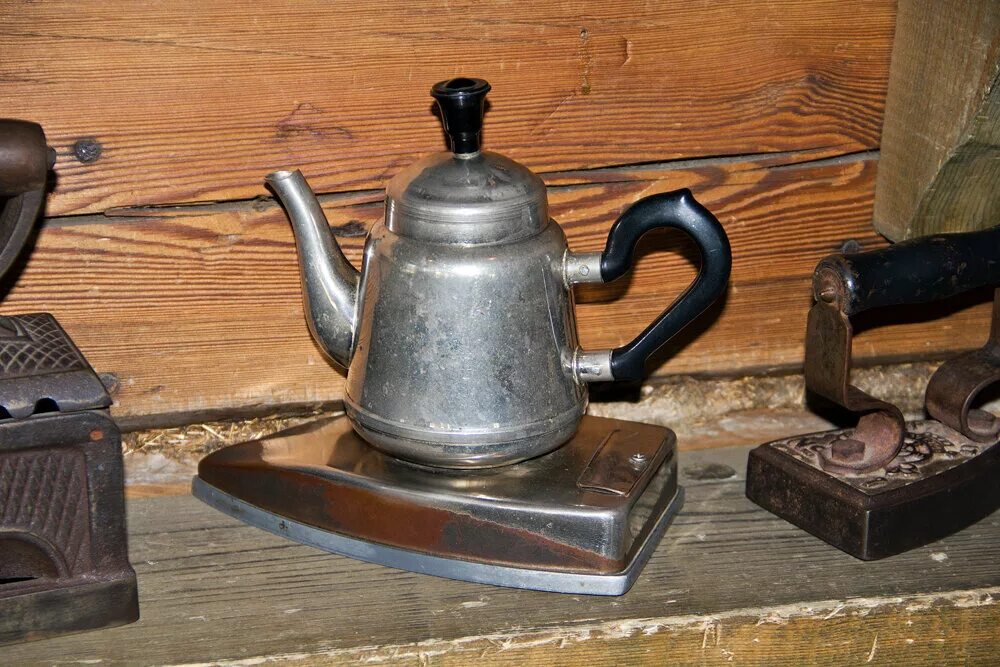 Утюг тефаль маэстро. Утюг bosch tda3024050. Электротехника утюги чайники. Утюг чайник. Philips gc4440.