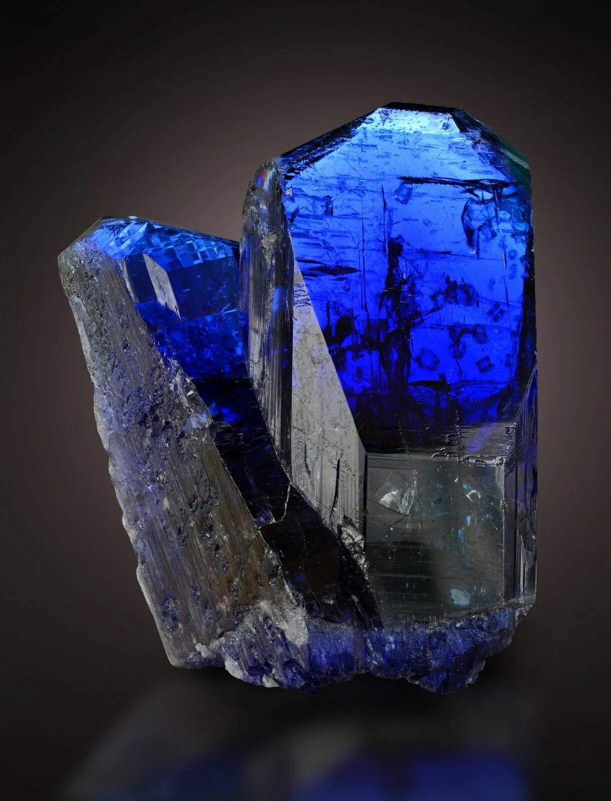 Кристальные фото. Танзанит камень Кристаллы. Минерал танзанит кварц.... Самоцветы камни танзанит. Танзанит («голубой Алмаз»).