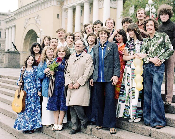 Выпускники родителям на выпускной 11 класс. Выпускники с родителями. Фотосессия с родителями на выпускной. Родители на выпускном в 11 классе. Мамы на выпускном в школе 11 класс.