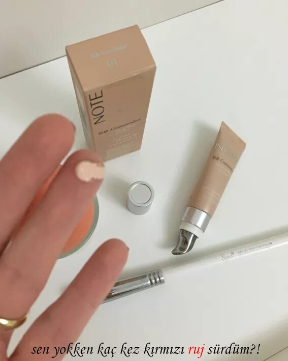 Note bb concealer свотчи. Консилер два цвета в розовой коробке. Note bb concealer оттенки. Note bb concealer свотчи. Консилер note bb concealer 02.