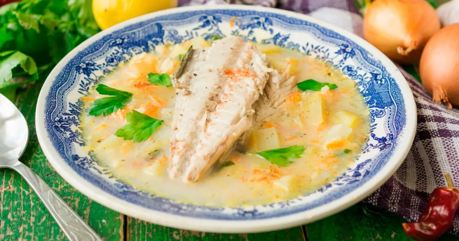 Приготовление супа из скумбрии. Суп из скумбрии. рыбный суп из скумбрии. суп со скумбрией. суп из скумбрии и риса.