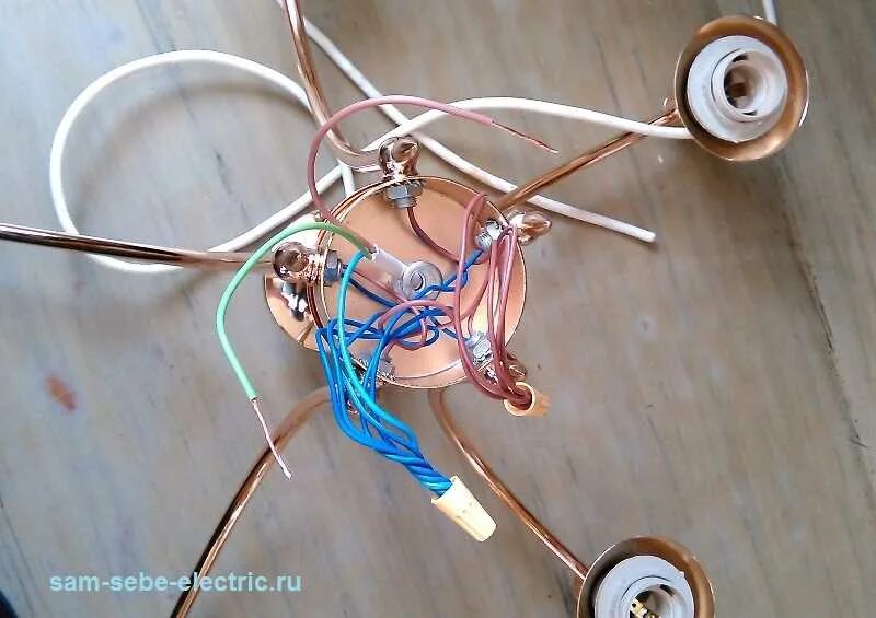 Люстра на проводе. Проводка люстра. Схема соединения двухклавишного выключателя. Соединение лампы 3 провода. Схема подключения лампочки с выключателем в провод.