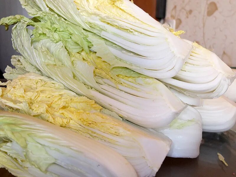 способ приготовления пекинской капусты. блюдо изпикинской капусты. салат из кочерыжки пекинской капусты. пекинская капуста. способ приготовления пекинской капусты.