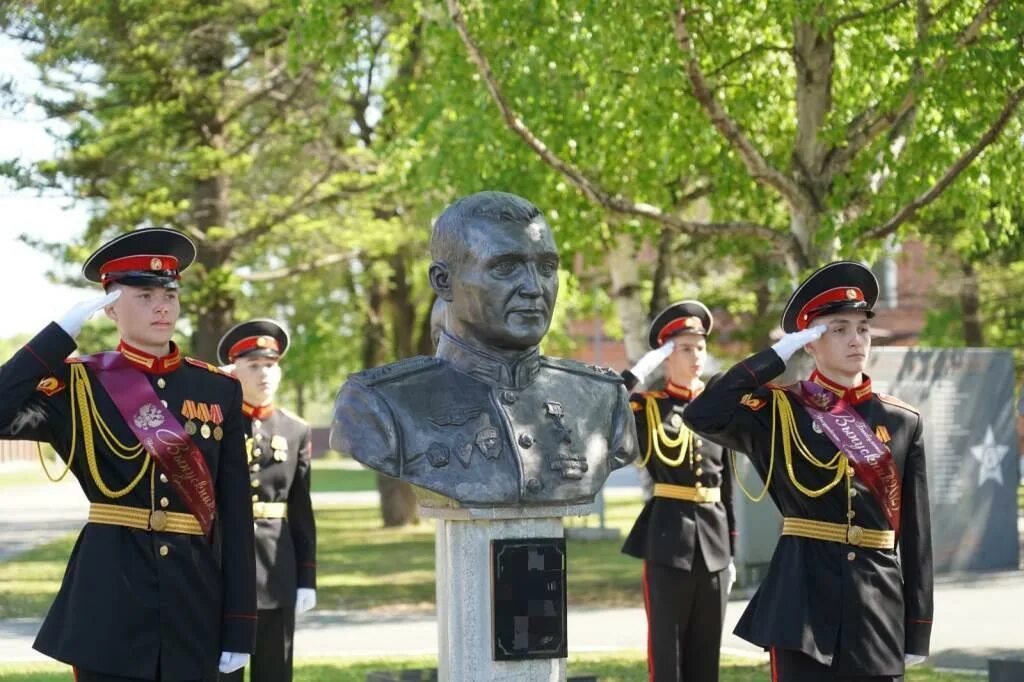 Суворовское училище Уссурийск. Уссурийское Суворовское военное училище. УСВУ фото. Аллея героев.