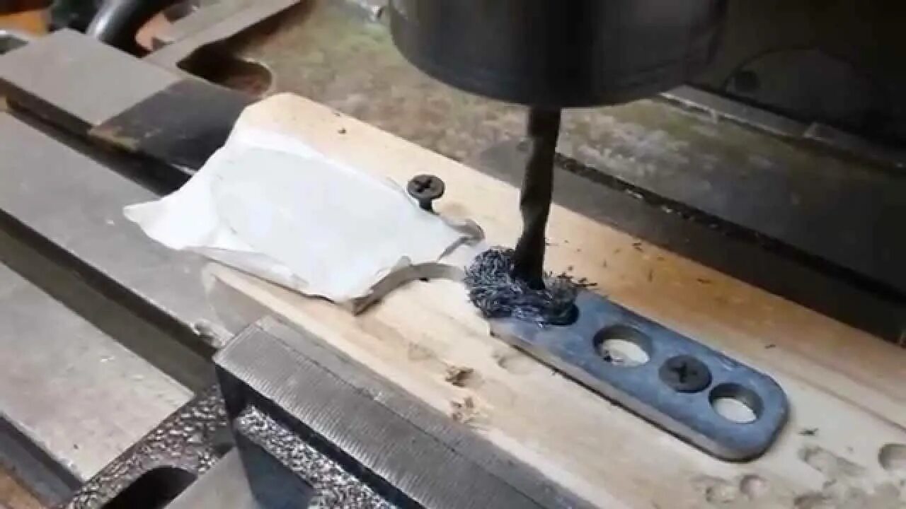 Алмазная заточка твердосплавных сверл по металлу. Сверление отверстий на сверлильном станке. Сверление каленого металла. Как просверлить каленую. Сверление отверстий в металлическом уголке.