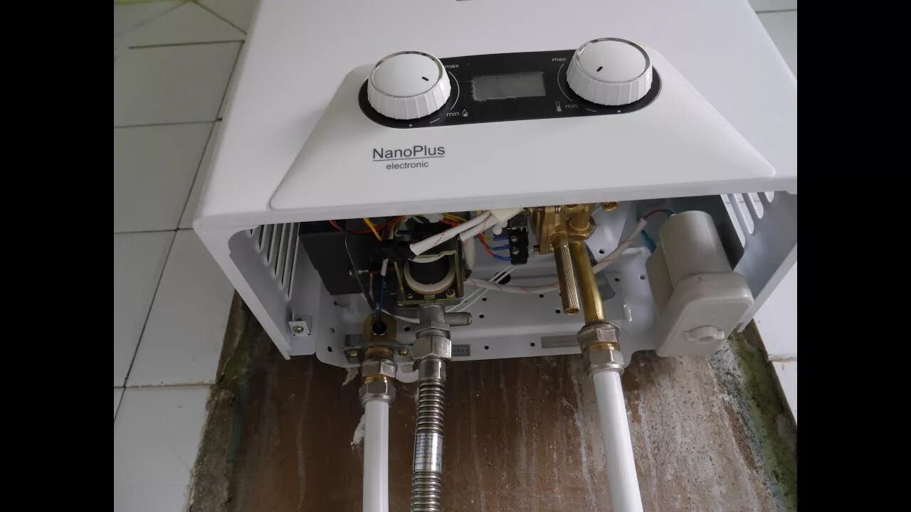 Газовая колонка бош на батарейках. Батарейка в газовую колонку лемакс. Батарейки для газовой колонки электролюкс. Замена батареек в газовой колонке. Как вставить батарейки в газовую колонку.