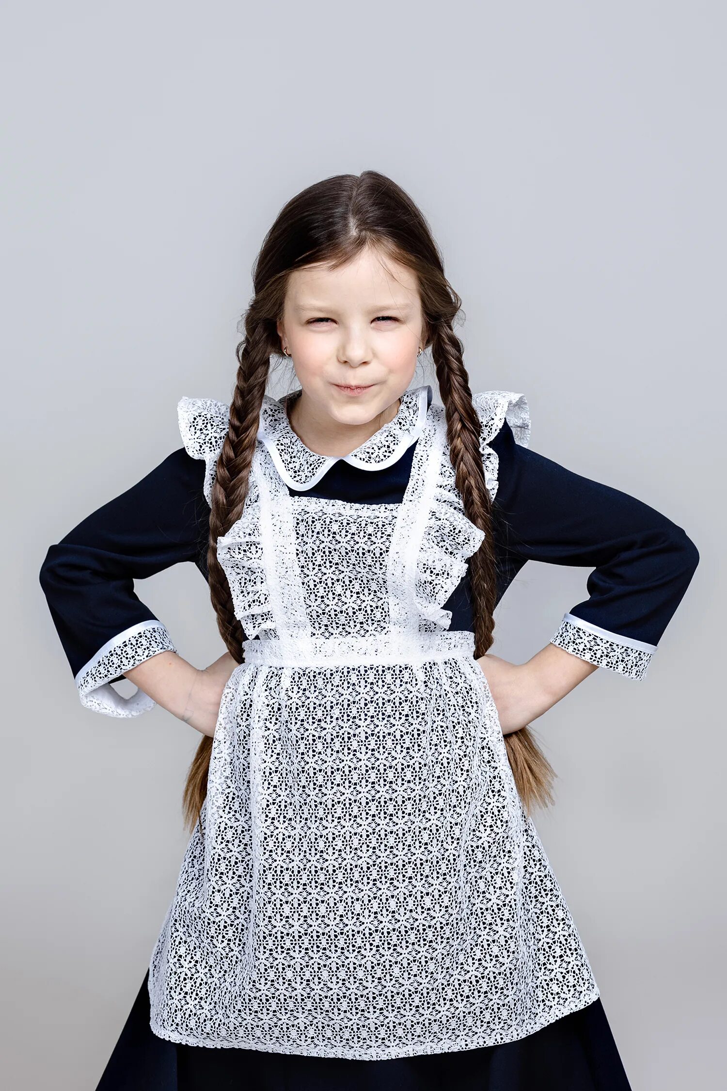 Школьное платье с черным фартуком. Школьный фартук для девочки. Фартук школьный. Фартук школьный. Платье фартук для девочки.