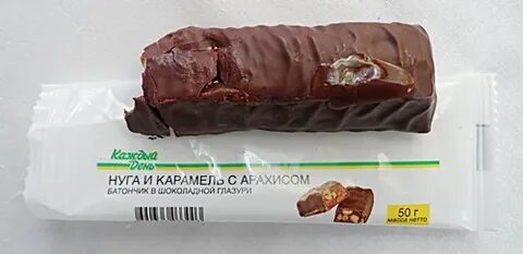 Шоколадный батончик с нугой и карамелью