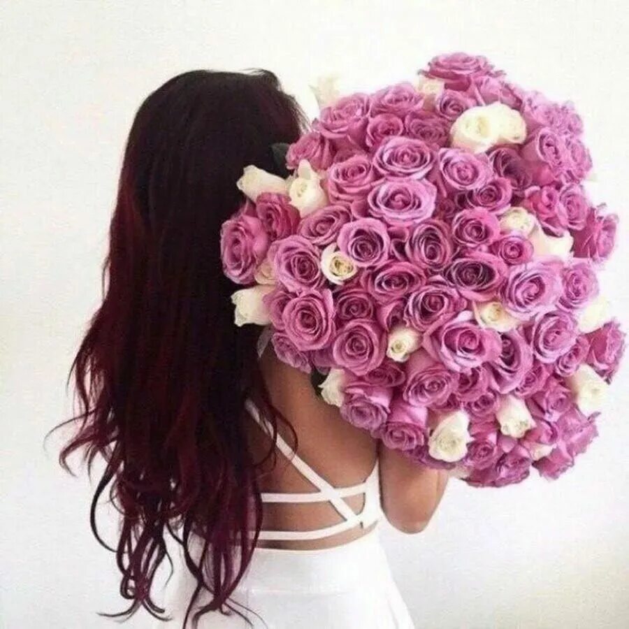 Отправил девушке цветы. Букет "девушке". Девушка с букетом роз. Букет цветов для девушки.