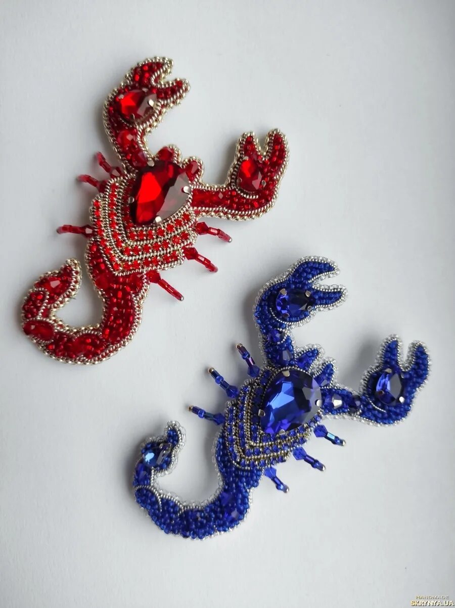 Брошь скорпион из бисера и камней. Скорпион из бисера объемный. Брошь скорпион. Скорпион из бисера. Скорпион из бисера.