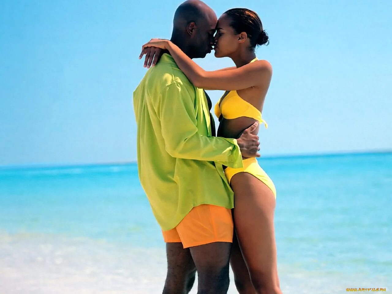 Хочу мужа негра. Поцелуи на пляже. Девушка в купальнике с парнем. Пляж любовь. Влюбленная пара чернокожих.