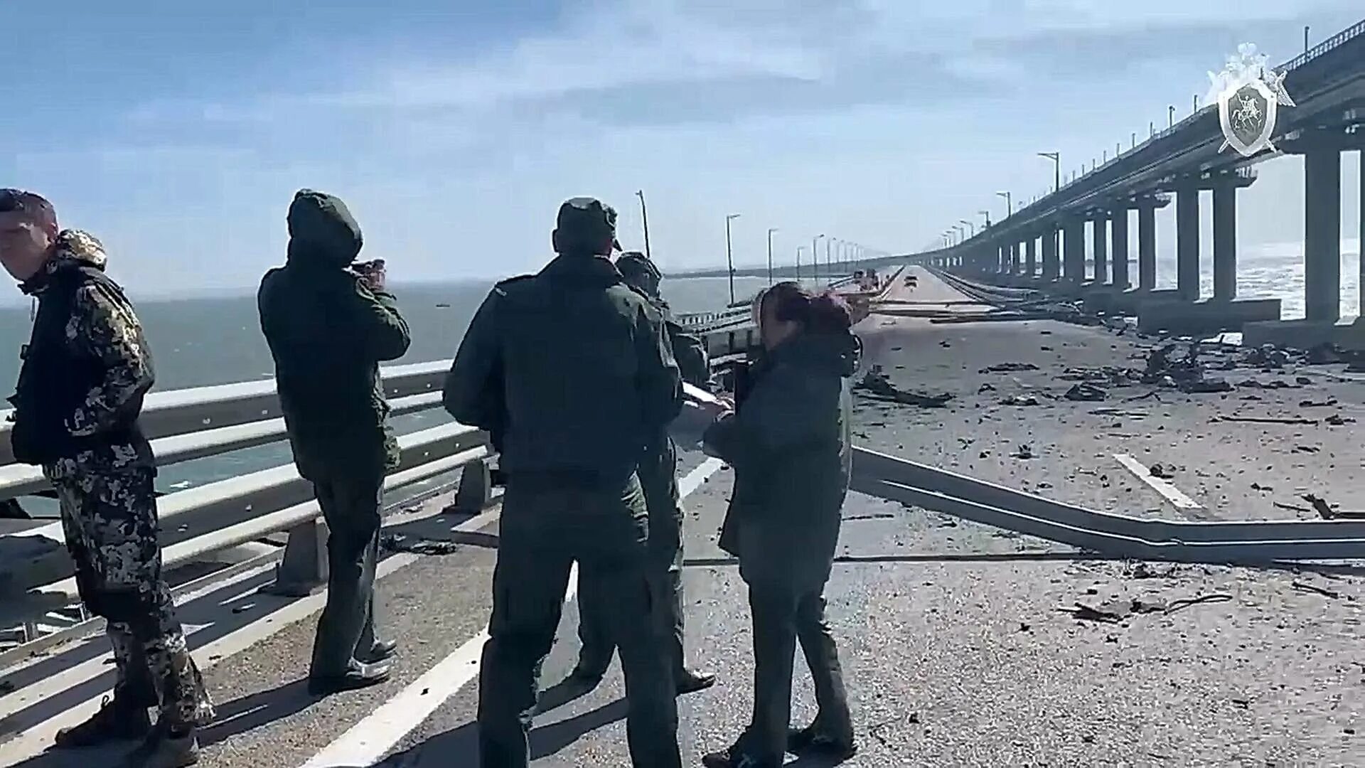 Крымский мост снова. Крымский мост взорвали 2022. момент взрыва крымского моста.