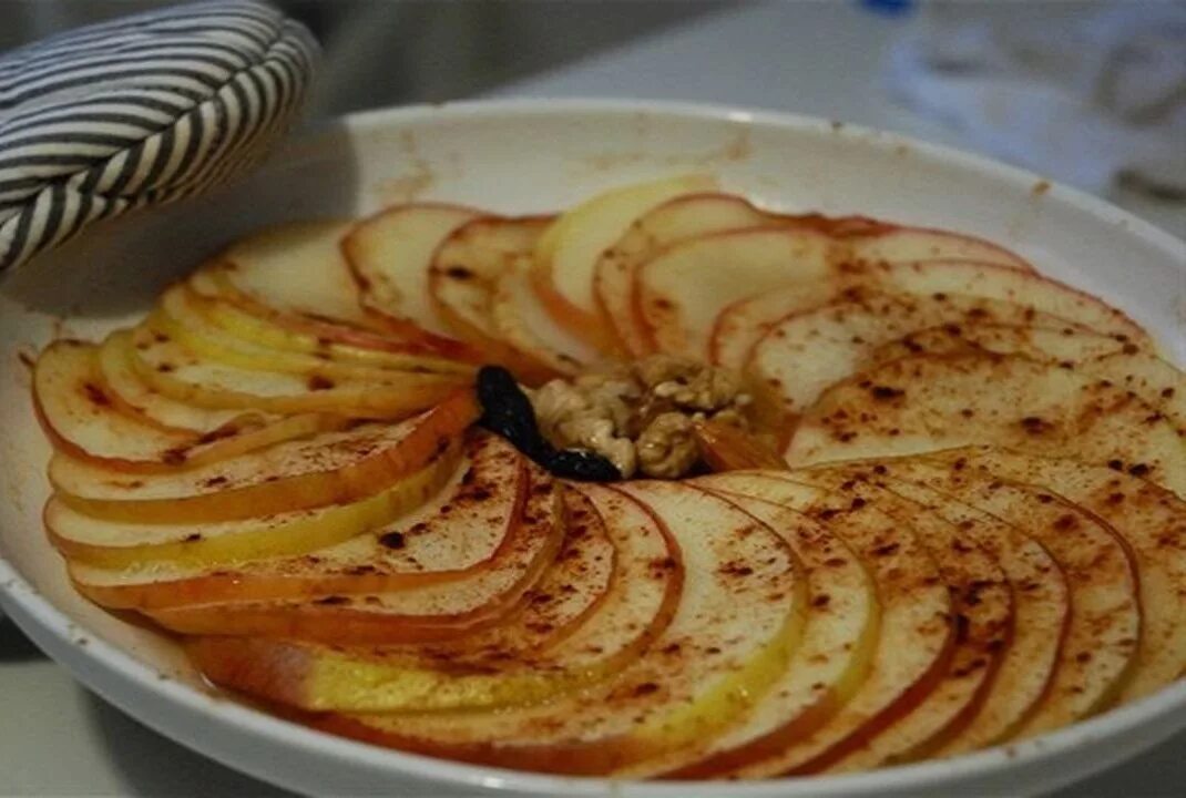 Печеные яблоки с корицей в духовке рецепт. Запеченные яблоки с корицей. запечённые яблоки дольками в духовке.