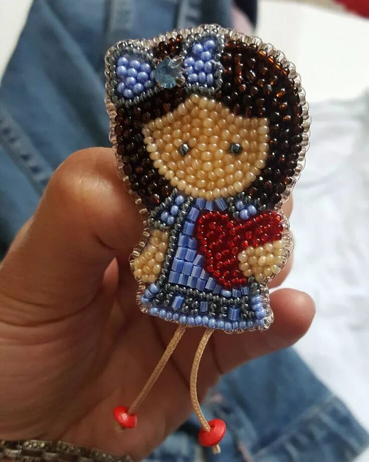 Брошь из бисера девушка. Брошь девушка. Фигурки из бисера. Брошки из бисера для девочек. Амигуруми из бисера.
