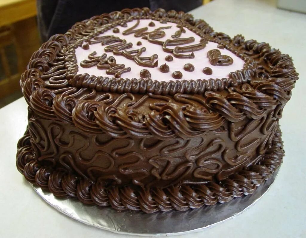 Торт оформление картинки. Украшение торта. Украшение шоколадного торта. Торт с шоколадным декором. Украшение шоколадного торта для мужчины.